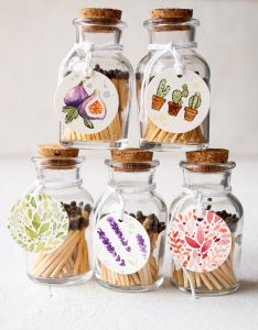 Cerillas con etiqueta casera